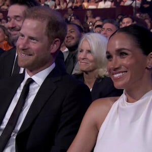 Le prince Harry ne semble pas regretter le moins du monde son ancienne vie en Angleterre. Bien au contraire !
Le prince Harry, duc de Sussex et Meghan Markle, duchesse de Sussex, lors de la cérémonie des "ESPY Awards" à Los Angeles.