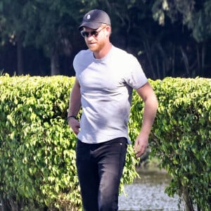 Palm Beach, FL - Le prince Harry filme des scènes de sa nouvelle émission sur Netflix lors du Royal Salute Polo Challenge à Palm Beach.
Un Harry en solo soutenait une équipe appelée Valiente alors que Meghan Markle n'a pas participé à l'événement. Sur la photo : Le prince Harry