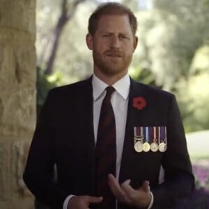 Le prince Harry, qui s'est exilé en Grande-Bretagne, s'est moqué de lui-même alors qu'il participait à une soirée comique de collecte de fonds pour les vétérans de l'armée américaine. 
(JLPPA / Bestimage)