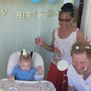 Le prince Harry, duc de Sussex et Meghan Markle, duchesse de Sussex, avec leur fils Archie et Doria Ragland, la maman de l'ex-actrice américaine.