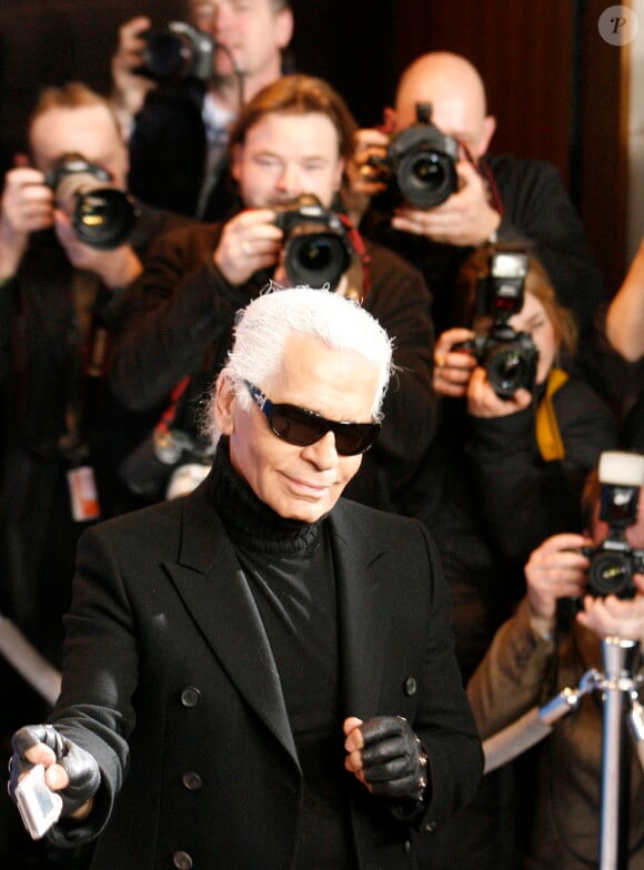 Le présentateur de mode Karl Lagerfeld pose à Berlin lors d'un photocall du 57e Festival international du film avec un appareil photo numérique. Son film "Lagerfeld Confidential" fait partie du Panorama de la Berlinale. Photo : Clemens Bilan / ddp images/ABACAPRESS.COM