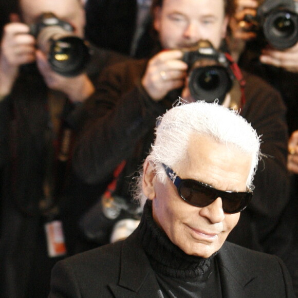 Le présentateur de mode Karl Lagerfeld pose à Berlin lors d'un photocall du 57e Festival international du film avec un appareil photo numérique. Son film "Lagerfeld Confidential" fait partie du Panorama de la Berlinale. Photo : Clemens Bilan / ddp images/ABACAPRESS.COM