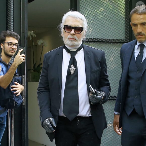 Alors que Karl Lagerfled aurait fêté ses 91 ans ce 10 septembre, la succession va donc se faire.
Le créateur de mode Karl Lagerfeld quitte Fendi pendant la semaine de la mode de Milan, à Milan, en Italie. Photo par Christopher Peterson/Splash News/ABACAPRESS.COM