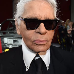 Le créateur de mode Karl Lagerfeld arrive au vernissage de son calendrier photo "Corsa Karl and Choupette" au Palazzo Italia à Berlin, Allemagne. Pour le calendrier, Lagerfeld a pris des photos de sa chatte Choupette dans et à côté d'une voiture Opel. Photo par Jens Kalaene/DPA/ABACAPRESS.COM