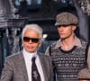 Mais aussi son protégé, Baptiste Giabiconi.
Karl Lagerfeld avec Baptiste Giabiconi et Hudson Kroenig lors du et du défilé Chanel Metiers d'Art 2015/16 à Cinecitta à Rome, Italie. Photo par Alessia Paradisi/ABACAPRESS.COM