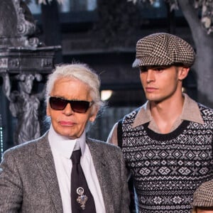 Mais aussi son protégé, Baptiste Giabiconi.
Karl Lagerfeld avec Baptiste Giabiconi et Hudson Kroenig lors du et du défilé Chanel Metiers d'Art 2015/16 à Cinecitta à Rome, Italie. Photo par Alessia Paradisi/ABACAPRESS.COM