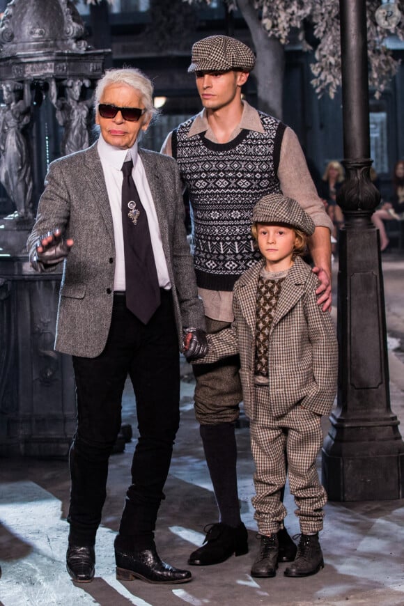 Mais aussi son protégé, Baptiste Giabiconi.
Karl Lagerfeld avec Baptiste Giabiconi et Hudson Kroenig lors du et du défilé Chanel Metiers d'Art 2015/16 à Cinecitta à Rome, Italie. Photo par Alessia Paradisi/ABACAPRESS.COM