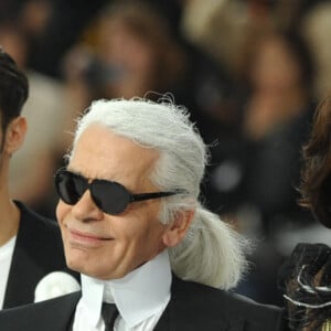 Baptiste Giabiconi, Karl Lagerfeld et Ines de la Fressange lors de la présentation de la collection de prêt-à-porter printemps-été 2011 de Chanel au Grand Palais à Paris, France. Photo par Thierry Orban/ABACAPRESS.COM