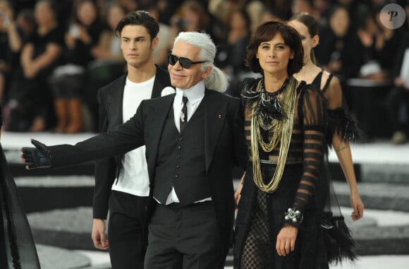 Baptiste Giabiconi, Karl Lagerfeld et Ines de la Fressange lors de la présentation de la collection de prêt-à-porter printemps-été 2011 de Chanel au Grand Palais à Paris, France. Photo par Thierry Orban/ABACAPRESS.COM