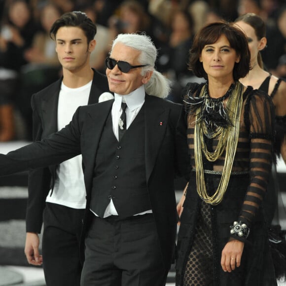 Baptiste Giabiconi, Karl Lagerfeld et Ines de la Fressange lors de la présentation de la collection de prêt-à-porter printemps-été 2011 de Chanel au Grand Palais à Paris, France. Photo par Thierry Orban/ABACAPRESS.COM