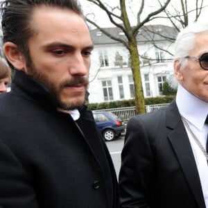 Le créateur de mode Karl Lagerfeld (à droite) et son assistant Sébastien Jondeau se rendent au "Old Mansion" à Hambourg, en Allemagne. Lagerfeld concevra la réception et les salons du "Sophienpalais", un restaurant et deux "Alster Mansions" dans le nouveau quartier de luxe "Sophienterrassen", le long de la rivière Alster. Photo par Marcus Brandt/DPA/ABACAPRESS.COM