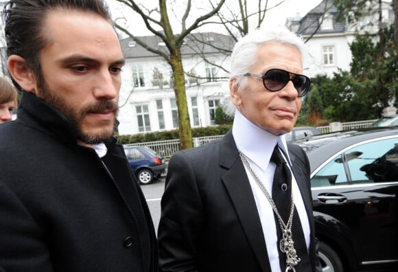 Le créateur de mode Karl Lagerfeld (à droite) et son assistant Sébastien Jondeau se rendent au "Old Mansion" à Hambourg, en Allemagne. Lagerfeld concevra la réception et les salons du "Sophienpalais", un restaurant et deux "Alster Mansions" dans le nouveau quartier de luxe "Sophienterrassen", le long de la rivière Alster. Photo par Marcus Brandt/DPA/ABACAPRESS.COM