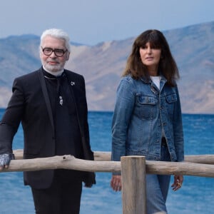 ...Une fortune que huit héritiers se partagent, parmi lesquels Virginie Viard.
Virginie Viard quitte la direction artistique de Chanel - Dossier - Karl Lagerfeld et Virginie Viard font une apparition sur le podium lors du défilé Chanel dans le cadre de la semaine de la mode qui s'est tenue à Paris, France. Photo par Aurore Marechal/ABACAPRESS.COM