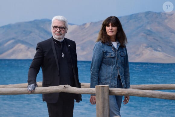 ...Une fortune que huit héritiers se partagent, parmi lesquels Virginie Viard.
Virginie Viard quitte la direction artistique de Chanel - Dossier - Karl Lagerfeld et Virginie Viard font une apparition sur le podium lors du défilé Chanel dans le cadre de la semaine de la mode qui s'est tenue à Paris, France. Photo par Aurore Marechal/ABACAPRESS.COM