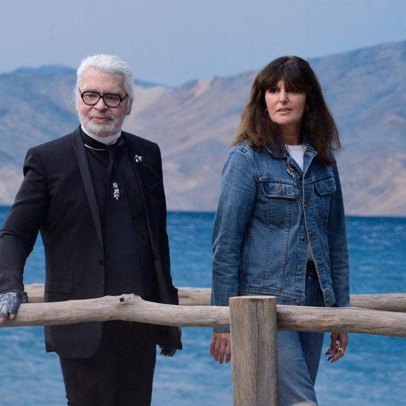 ...Une fortune que huit héritiers se partagent, parmi lesquels Virginie Viard.
Virginie Viard quitte la direction artistique de Chanel - Dossier - Karl Lagerfeld et Virginie Viard font une apparition sur le podium lors du défilé Chanel dans le cadre de la semaine de la mode qui s'est tenue à Paris, France. Photo par Aurore Marechal/ABACAPRESS.COM