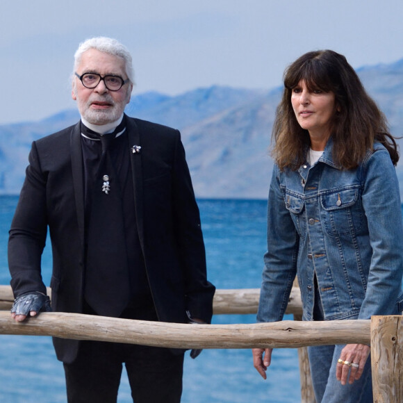 Karl Lagerfeld et Virginie Viard font une apparition sur le podium lors du défilé Chanel dans le cadre de la semaine de la mode féminine printemps-été 2019 qui s'est tenue à Paris, en France. Photo par Aurore Marechal/ABACAPRESS.COM