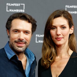 clarifier son rôle dans leur collaboration...Les acteurs français Doria Tillier et Nicolas Bedos marchent sur le tapis rouge à l'ouverture du Festival du film de Hambourg. Le 26 septembre 2019 en Allemagne.Photo by Georg Wendt/Dpa/ABACAPRESS.COM