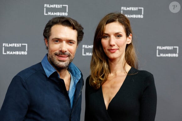 clarifier son rôle dans leur collaboration...Les acteurs français Doria Tillier et Nicolas Bedos marchent sur le tapis rouge à l'ouverture du Festival du film de Hambourg. Le 26 septembre 2019 en Allemagne.Photo by Georg Wendt/Dpa/ABACAPRESS.COM