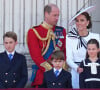 La rentrée a sonné aussi pour les enfants de William et de Kate Middleton : George, 11 ans, la princesse Charlotte, 10 ans, et le prince Louis, 6 ans.
Le prince William, prince de Galles, Catherine Kate Middleton, princesse de Galles, le prince George, le prince Louis et la princesse Charlotte - Les membres de la famille royale britannique au balcon du Palais de Buckingham lors de la parade militaire "Trooping the Colour" à Londres le 15 juin 2024 © Julien Burton / Bestimage