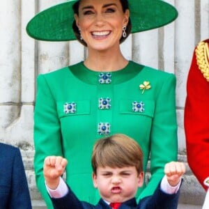 Malheureusement selon The Sun, aucune photographie de rentrée où l'on pourrait apercevoir le turbulent Louis avec son cartable, la jolie Charlotte avec de belles nattes ou encore le plus sérieux George avec un costume cravate ne sera dévoilée.
Archives : Kate Middleton et Louis