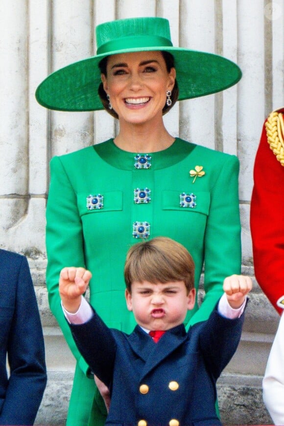 Malheureusement selon The Sun, aucune photographie de rentrée où l'on pourrait apercevoir le turbulent Louis avec son cartable, la jolie Charlotte avec de belles nattes ou encore le plus sérieux George avec un costume cravate ne sera dévoilée.
Archives : Kate Middleton et Louis