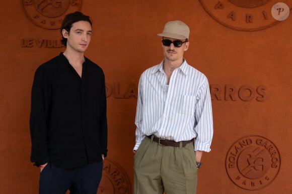 C'est d'ailleurs le décès de Vadim qui a conduit Niels à sa carrière d'acteur...
Niels Schneider et Volodia Schneider assistent à la finale hommes de Roland Garros à Roland Garros le 9 juin 2024 à Paris, France. Photo par Laurent Zabulon/ABACAPRESS.COM