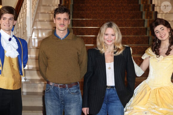 Niels Schneider et Virginie Efira posent pour le tapis rouge dans le hall du Disneyland Hotel lors de la célébration de la réouverture du Disneyland Hotel à Disneyland le 03 février 2024 à Paris, France. Photo par Jerome Domine/ABACAPRESS.COM