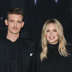 L'acteur Niels Schneider vit en couple avec Virginie Efira...
Niels Schneider, Virginie Efira assistent au défilé Saint Laurent Womenswear printemps/été dans le cadre de la semaine de la mode à Paris, France. Photo par ABACAPRESS.COM