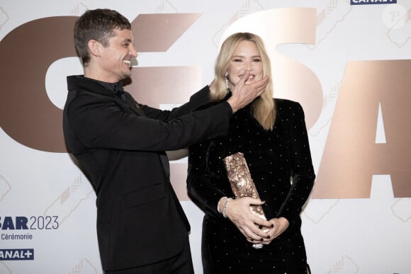 Niels Schneider et Virginie Efira avec le César de la meilleure actrice pour le film Revoir Paris sont vus en coulisses lors de la 48e cérémonie des César du cinéma à l'Olympia, le 24 février 2023 à Paris, France. Photo par David Niviere/ABACAPRESS.COM