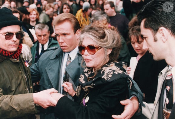 Les gens défilent devant le portail de sa maison méditérranéenne.
Brigitte Bardot aux funérailles de Jill Phipps, 1995. Photo par The Times/News Licensing/ABACAPRESS.COM