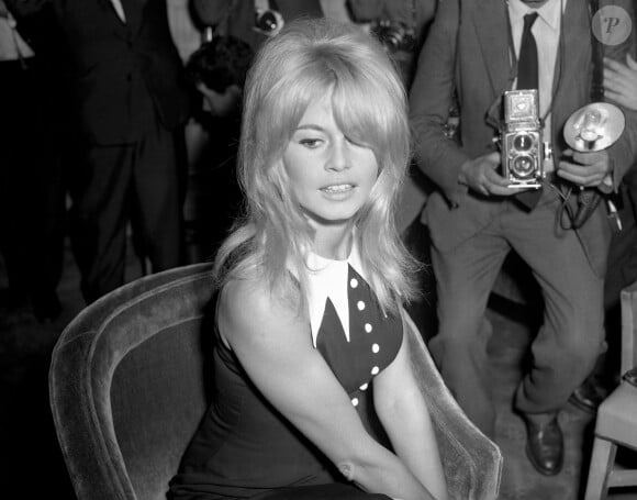 Brigitte Bardot, actrice française, mannequin, chanteuse et militante des droits des animaux, photographiée à Londres, au Royaume-Uni, le 24 octobre 1963. Photo par S&G and Barratts/PA Photos/ABACAPRESS.COM