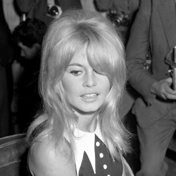 Brigitte Bardot, actrice française, mannequin, chanteuse et militante des droits des animaux, photographiée à Londres, au Royaume-Uni, le 24 octobre 1963. Photo par S&G and Barratts/PA Photos/ABACAPRESS.COM