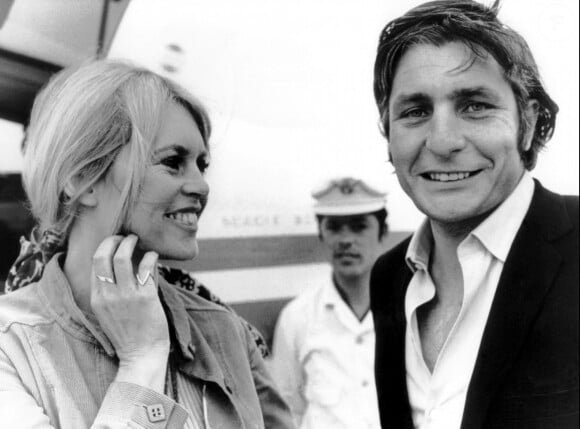 Fichier : © Rowan/DPA/ABACA. 40380-1. Marbella-Espagne, 10/04/1968. L'héritier de l'industrie suisse, playboy et photographe Gunter Sachs accompagne son épouse de l'époque, Brigitte Bardot, à l'aéroport de Marbella, en Espagne, le 10 avril 1968. L'arrière-petit-fils d'Adam Opel célébrera la fête de l'industrie.