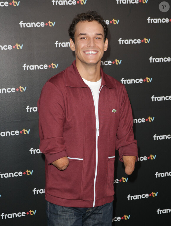 Théo Curin au photocall de la conférence de presse de rentrée de France Télévisions à Paris, France, le 4 septembre. © Coadic Guirec/Bestimage