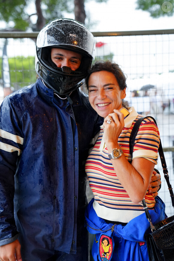 Tomer Sisley est lui aussi venu en famille, puisque son épouse Sandra Sisley était de la partie avec son fils Dino, né de ses amours passés avec le producteur Valéry Zeitoun.
Exclusif - Dino Zeitoun-Sisley et sa mère Sandra Sisley - Jour 3 lors du marathon Karting Jules Bianchi au circuit Paul Ricard au Castellet le 8 septembre 2024. © Anne-Sophie Guebey via Bestimage 