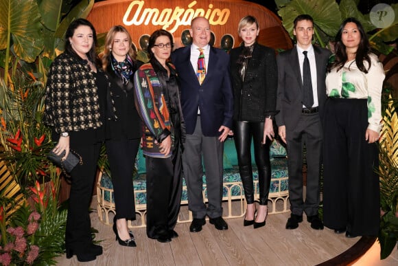 Etant très proche de son neveu, Albert II de Monaco était aussi de la partie.
Mélanie-Antoinette de Massy, Camille Gottlieb, la princesse Stéphanie, le prince Albert II de Monaco, la princesse Charlene, Louis Ducruet et sa femme Marie lors de l'inauguration du restaurant Amazonico Monte-Carlo à Monaco le 4 avril 2024 © Claudia Albuquerque / Bestimage 