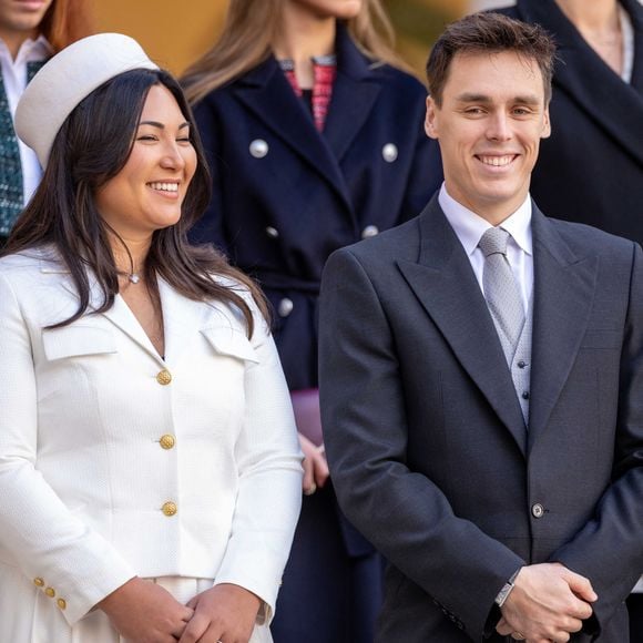 A en croire les somptueuses images relayées à tout-va sur la Toile, Louis et Marie Ducruet ont passé un incroyable moment en famille. 
Louis Ducruet et sa femme Marie - La famille princière monégasque dans la cour d'honneur du palais lors de la la fête nationale à Monaco, le 19 novembre 2023. La famille princière monégasque assiste à la prise d'armes, puis à la cérémonie de remise des médailles et à un défilé militaire sur la place du palais princier. © Olivier Huitel / Pool Monaco / Bestimage 