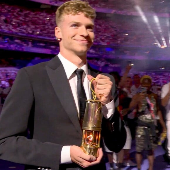 Léon Marchand pendant la cérémonie de clôture des Jeux Olympiques de Paris (JO) 2024 au Stade de France, à Saint-Denis banlieue de Paris, France, le 11 août 2024. © Capture TV France 2 via Bestimage 