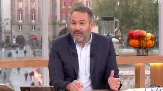 "Faut se détendre un peu !" : Bruce Toussaint obligé de recadrer un invité de "Bonjour !" en direct sur TF1