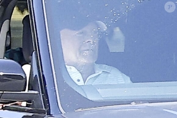 Studio City, CA - EXCLUSIF - L'acteur Bruce Willis, qui a été diagnostiqué comme étant atteint de démence, est vu en train de se promener en voiture à Studio City avec ses gardes du corps.