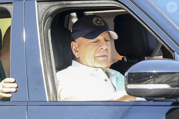 Studio City, CA - EXCLUSIF - L'acteur Bruce Willis, qui a été diagnostiqué comme étant atteint de démence, est vu en train de se promener en voiture à Studio City avec ses gardes du corps.