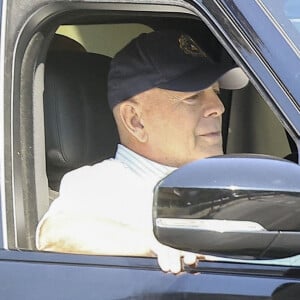 Studio City, CA - EXCLUSIF - L'acteur Bruce Willis, qui a été diagnostiqué comme étant atteint de démence, est vu en train de se promener en voiture à Studio City avec ses gardes du corps.