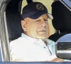 Ce 8 septembre, le comédien a été vu en voiture à Studio City, en Californie. Etant installé côté passager, le père de famille arboré une casquette bleue marine et un polo blanc à rayures.
Studio City, CA - EXCLUSIF - L'acteur Bruce Willis, qui a été diagnostiqué comme étant atteint de démence, est vu en train de se promener en voiture à Studio City avec ses gardes du corps.