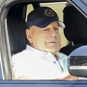 Ce 8 septembre, le comédien a été vu en voiture à Studio City, en Californie. Etant installé côté passager, le père de famille arboré une casquette bleue marine et un polo blanc à rayures.
Studio City, CA - EXCLUSIF - L'acteur Bruce Willis, qui a été diagnostiqué comme étant atteint de démence, est vu en train de se promener en voiture à Studio City avec ses gardes du corps.