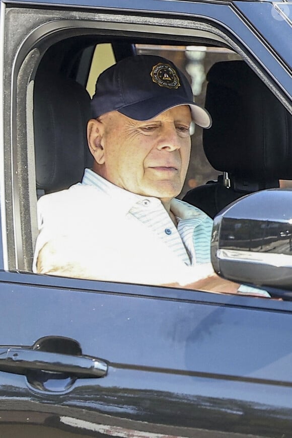 Studio City, CA - EXCLUSIF - L'acteur Bruce Willis, qui a été diagnostiqué comme étant atteint de démence, est vu en train de se promener en voiture à Studio City avec ses gardes du corps.