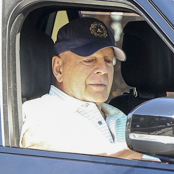 Studio City, CA - EXCLUSIF - L'acteur Bruce Willis, qui a été diagnostiqué comme étant atteint de démence, est vu en train de se promener en voiture à Studio City avec ses gardes du corps.