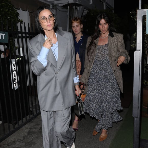 Santa Monica, CA - EXCLUSIF - Demi Moore quittant le restaurant italien Giorgio Baldi avec ses filles Scout et Tallulah après avoir dîné avec Emma Heming Willis, l'épouse de Bruce Willis, à Santa Monica.