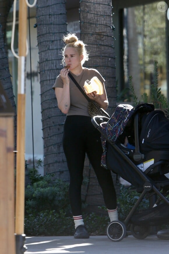 Studio City, CA - EXCLUSIF - Rumer Willis, la fille de Bruce Willis et Demi Moore, a été vue en train de partager un moment réconfortant avec sa fille, dégustant un biscuit le lendemain de Thanksgiving.