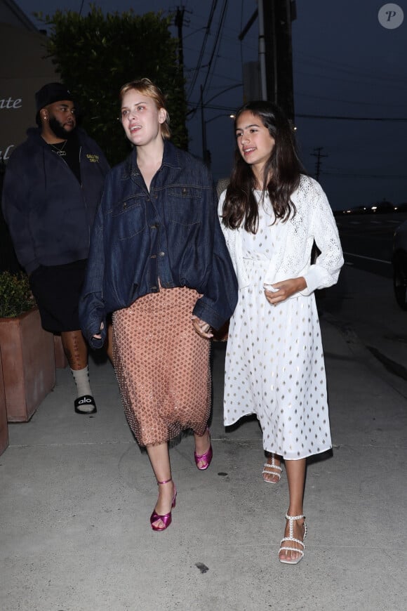 Santa Monica, CA - EXCLUSIF - Tallulah Willis et l'une de ses demi-soeurs quittant le restaurant italien Giorgio Baldi après avoir dîné avec sa soeur Scout Willis, sa mère Demi Moore et la femme de Bruce Willis, Emma Heming Willis, à Santa Monica.