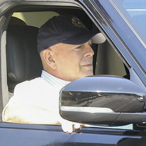 Studio City, CA - EXCLUSIF - L'acteur Bruce Willis, qui a été diagnostiqué comme étant atteint de démence, est vu en train de se promener en voiture à Studio City avec ses gardes du corps.